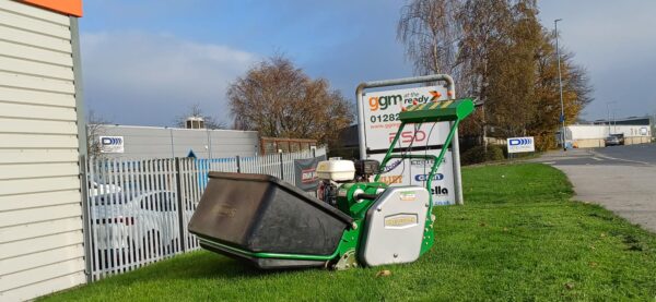 Used Dennis G860 Commercial pedestrian dedicated cylinder mower - Image 2